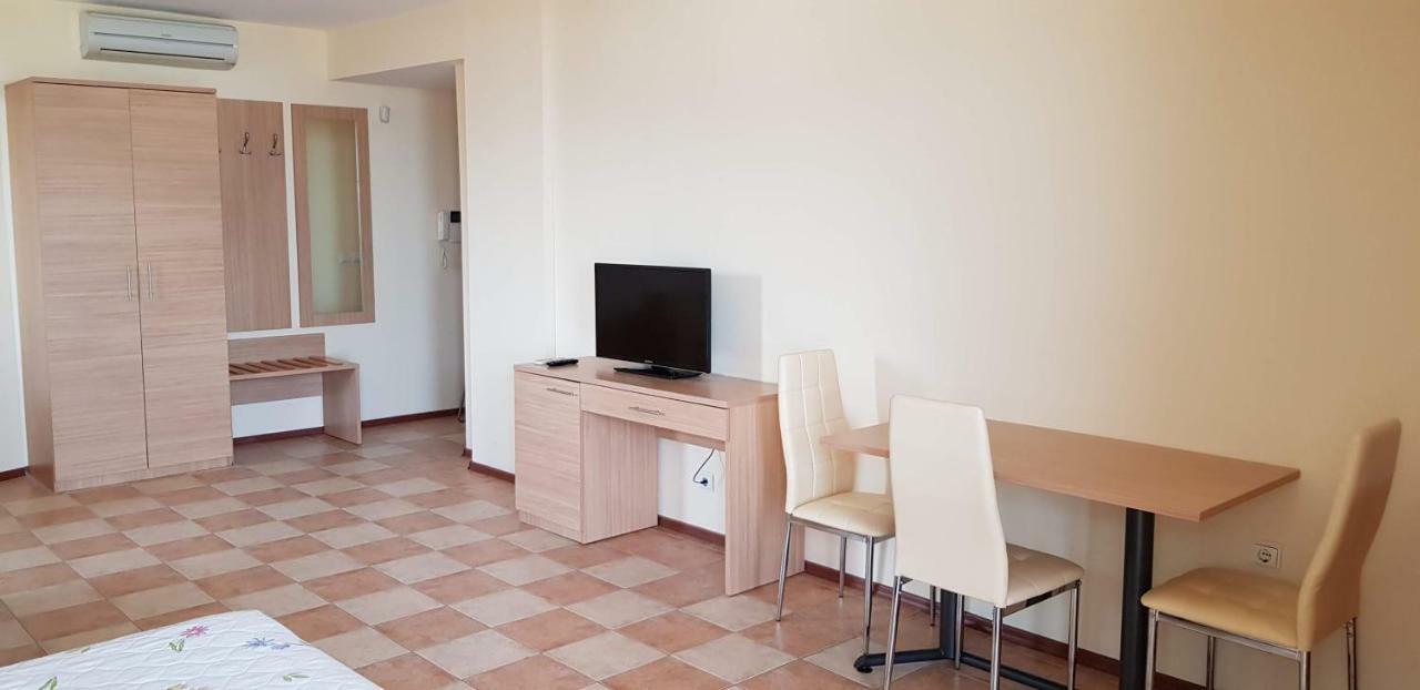 Kaya Apartments Pantai Sunny Bagian luar foto