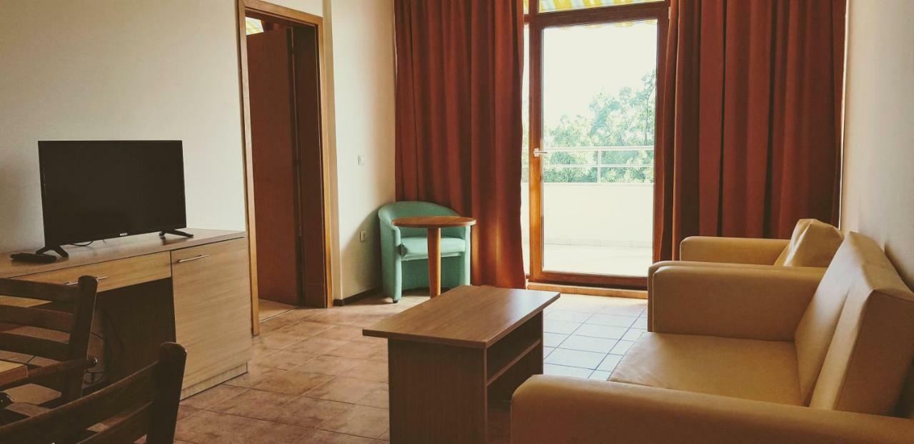 Kaya Apartments Pantai Sunny Bagian luar foto
