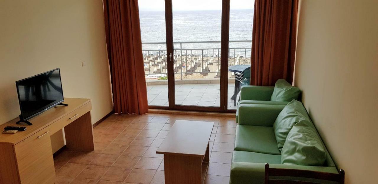 Kaya Apartments Pantai Sunny Bagian luar foto