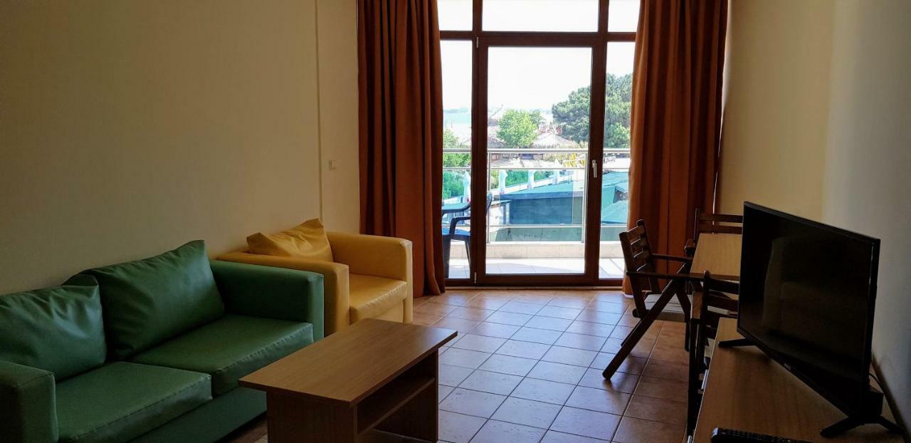 Kaya Apartments Pantai Sunny Bagian luar foto