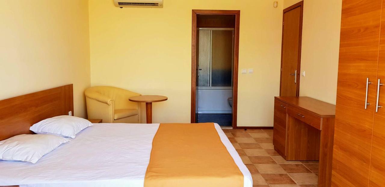 Kaya Apartments Pantai Sunny Bagian luar foto